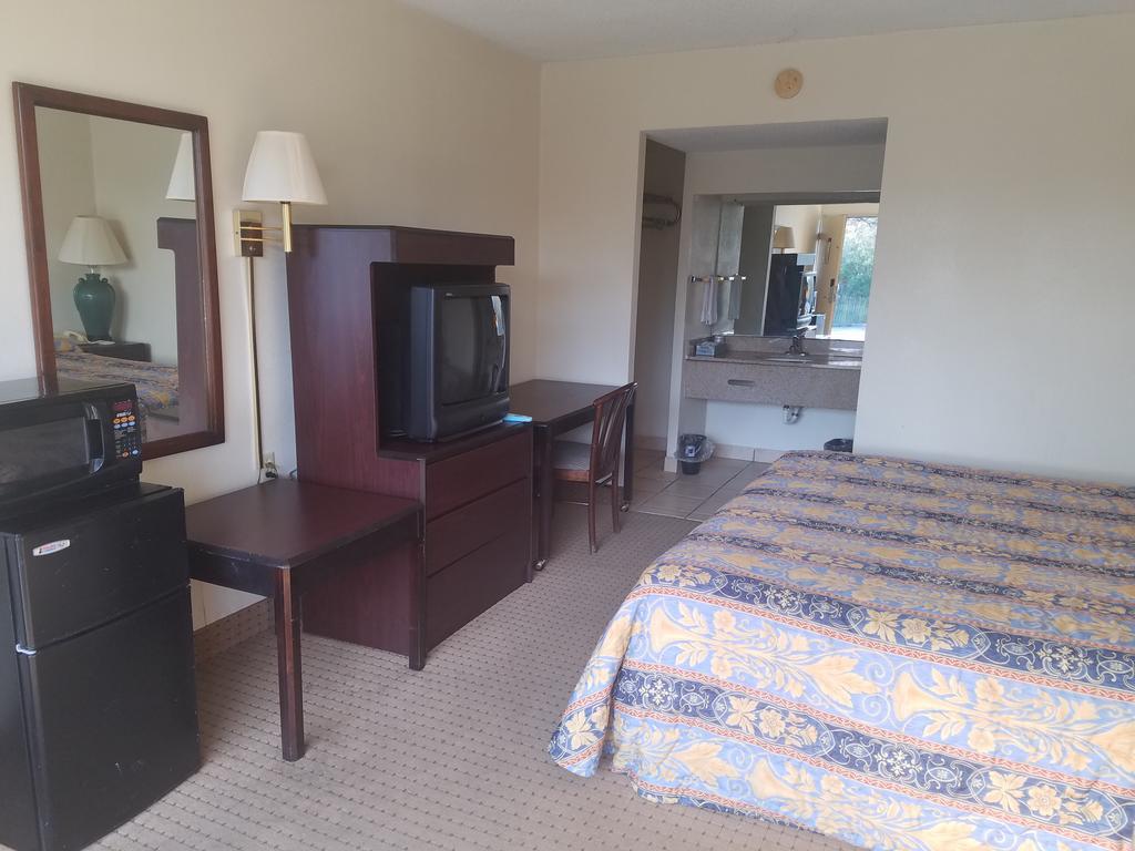 American Inn Skippers/Emporia Area Екстериор снимка